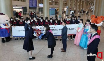 [포토]환영 꽃다발 받는 문화 교류 일본 고교생