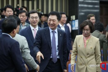 [포토] 긴급 의원총회 참석하는 김기현 대표