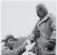 수용소에서 중국군 포로에게 담배를 나눠주는 모습. (베이징=연합뉴스)