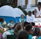 미국 워싱턴D.C. 백악관 사우스론의 임시 텐트 캠핑장에서 퍼스트레이디 미셸 오바마 여사가 랜턴 열기에 손을 데우는 시늉을 하고 있다 (AP=연합뉴스)