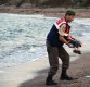 터키 경찰이 보드럼 지역에서 떠밀려온 어린아이 시신을 들고있다 (AP=연합뉴스)