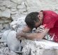 24일(현지시간) 새벽 강진이 발생한 이탈리아 중부 아마트리체에서 한 남성이 무너진 건물 잔해더미 주위에 앉아 얼굴을 손으로 가린 채 흐느끼고 있다 (AP=연합뉴스)