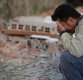 24일(현지시간) 새벽 강진이 발생한 이탈리아 중부 아마트리체에서 한 남성이 무너진 건물 잔해더미 주위에 앉아 얼굴을 손으로 가린 채 흐느끼고 있다 (AFP=연합뉴스)