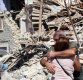 24일(현지시간) 새벽 강진이 발생한 이탈리아 중부 아마트리체에서 두 남녀가 무너진 건물 잔해더미 주위에서 위로의 포옹을 나누고 있다 (EPA=연합뉴스)