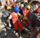 24일(현지시간) 새벽 이탈리아 중부 아마트리체에서 강진이 발생해 건물이 무너지는 등 대규모 피해가 발생했다. 사진은 붕괴된 건물 잔해 옆으로 구조대원들이 부상자를 옮기는 모습  (AFP=연합뉴스)