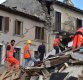 24일(현지시간) 새벽 이탈리아 중부 아마트리체에서 강진이 발생해 건물이 무너지는 등 대규모 피해가 발생했다. 사진은 붕괴된 건물 잔해 옆으로 구조대원들이 부상자를 옮기는 모습 (AFP=연합뉴스)