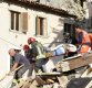 24일(현지시간) 새벽 이탈리아 중부 아마트리체에서 강진이 발생해 건물이 무너지는 등 대규모 피해가 발생했다. 사진은 붕괴된 건물 잔해 옆으로 구조대원들이 부상자를 옮기는 모습 (AP=연합뉴스)