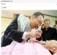 반기문 전 유엔 사무총장이 지난 14일 사회복지시설 '꽃동네'를 방문해 요양 중인 할머니에게 음식물을 떠먹여 드리고 있다 (사진=온라인 커뮤니티)