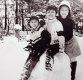 헌재가 박근혜 전 대통령 파면 결정을 내렸다. 사진은 어린 시절 동생들과 눈사람을 만들고 기념사진을 찍은 모습 (서울=연합뉴스)