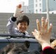 헌재가 박근혜 전 대통령 파면 결정을 내렸다. 사진은 2004년 총선 때 손에 붕대를 감고 유세하는 모습 (서울=연합뉴스)