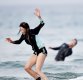 [ST포토] 아지, '서핑 강사도 아쉬워하는 순간'