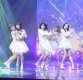 [ST포토] 노래하는 지호와 춤추는 멤버들