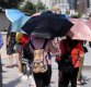 [포토] 불볕더위에 우산 쓴 관광객들