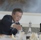 [포토]평양소주에 대해 얘기 나누는 문재인 대통령과 김정은 국무위원장