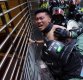 "홍콩 시위대에 발포한 경찰관, 신상털이 피해…자녀 살해 위협도"