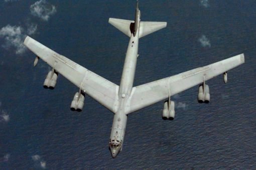 美 전략폭격기 B-52, 中 인공섬 군사기지 상공 비행