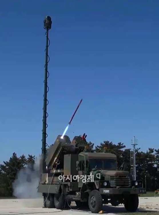 한국군 개발 ‘'철매-II' 개량형·2.75인치 유도로켓’ 발사장면 공개