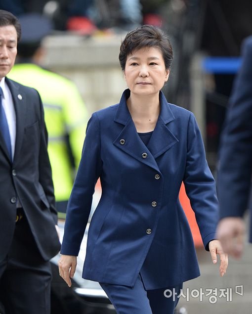 “아버지가 목숨 바쳐 지켜 오신 이 나라”…박 전 대통령, 최후진술서 눈시울 붉혀
