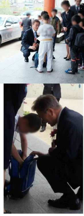 사인 받으려는 아이, 쭈그려 앉아 기다린 문재인 대통령 "훈훈합니다"
