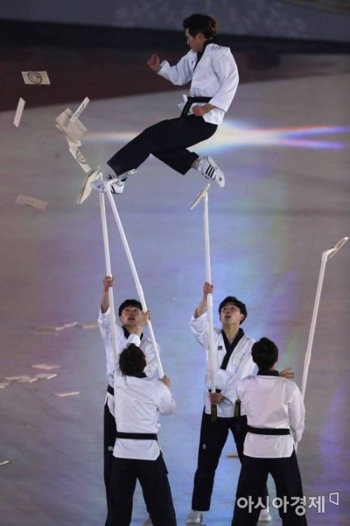 북한 태권도 시범단의 공연