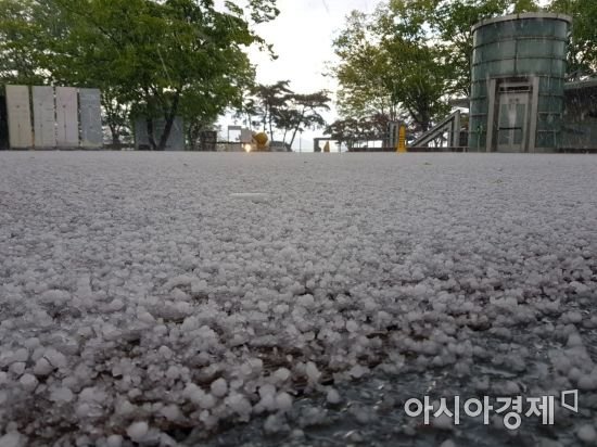 서울 곳곳에서 우박 세례…놀란 시민들 대피 '소동'