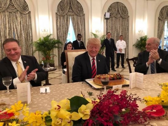 트럼프, 싱가포르서 이른 생일 축하 케이크 받아