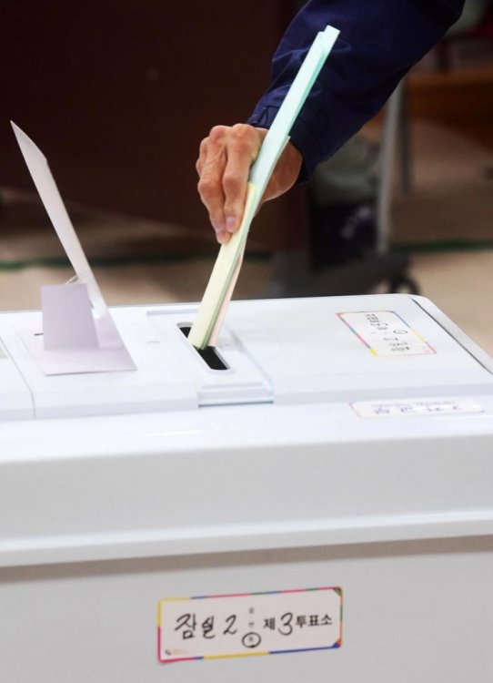 지방선거 '옥중투표'한 MB…박근혜는 투표 안해