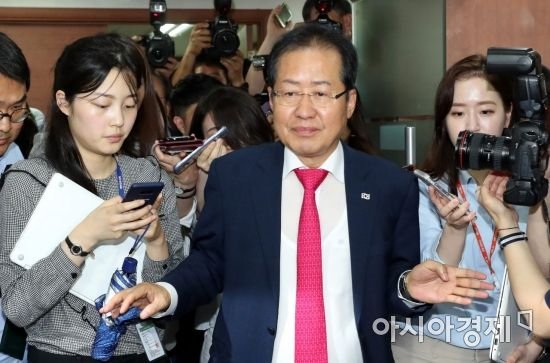 '지방선거 참패' 홍준표 전 대표, 변호사 재개업 신청