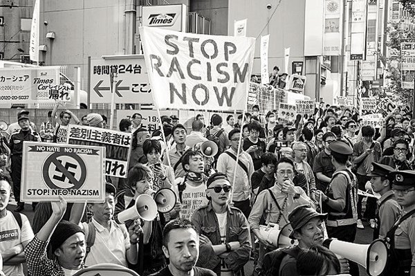 "조선인 김치 냄새 난다" 오프라인 넘어오는 일본 '넷우익'