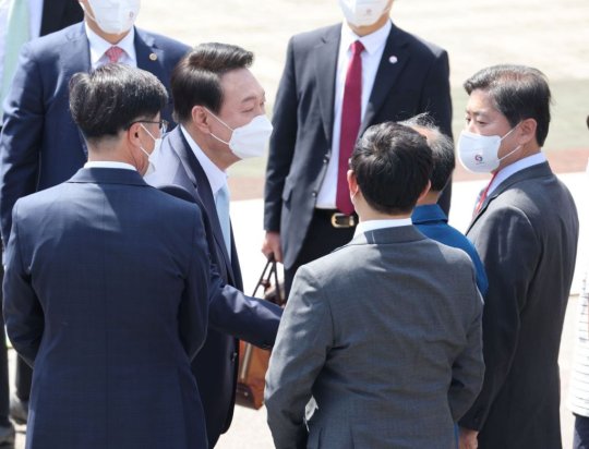  이민자·지게꾼·천안함 생존자, 尹대통령과 나란히 섰다