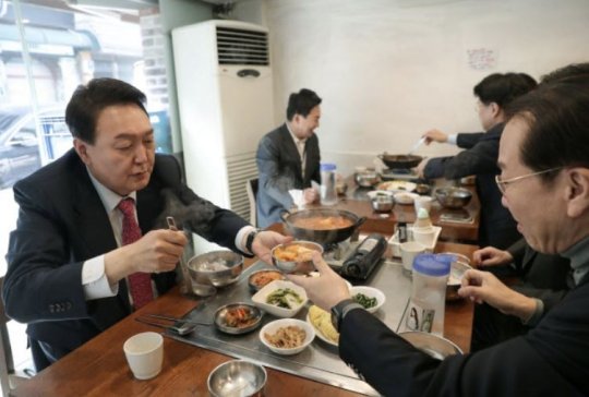'불문율'로 자리 잡은 尹의 '식사 정치'