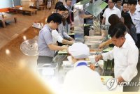 "오늘 점심은 구내식당·편의점으로" '3고 시대' 직장인들, 점심 문화도 바뀐다