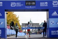 킵초게, 2시간01분09초로 마라톤 세계기록 또 경신…“서브2 목표” 