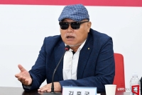 "우파 연예인들이 돕겠다"…김흥국·이혁재 등 10인, 김문수 지지선언