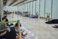 벌레에 오줌 웅덩이…노숙자 몰려드는 마드리드 공항