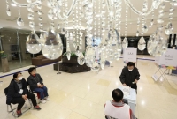 "이상한 곳 아니니 오셔서 투표하세요"…레슬링장·웨딩홀 특별한 변신