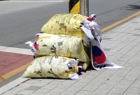 현충일인데…태극기 담은 쓰레기봉투 더미 발견
