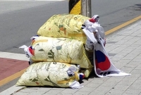 현충일에 버려진 태극기 더미 논란…서경덕 "국기법 준수해야"