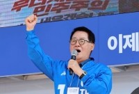 "입술 조심"…3년간 1700회 방송한 박지원, 출연 자제 선언