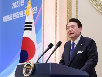 尹 "한중일 정상회의 재가동…평화·발전 위해 함께 노력"