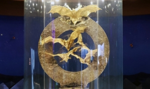 30억에서 140억으로…금값 폭등에 귀한 몸 된 '황금박쥐상'