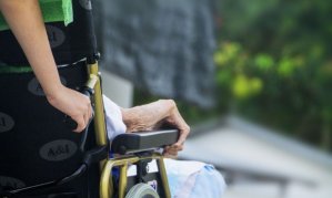 "삼촌, 대출서류에 서명하세요"…삼촌 시신 휠체어 태워 은행간 브라질 여성