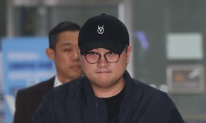 "김호중, 가요계서 영구퇴출해야"…방송국 게시판 불났다
