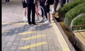 "할아버지뻘에 맞다이로 덤비더라"…자전거 탑승 막은 경비원 조롱한 초등학생들