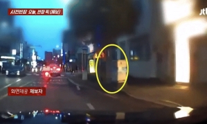 제주 대로변에 쪼그려앉은 여성…"뭐하세요" 물으니