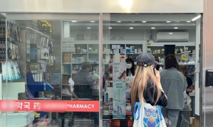 "올리브영엔 없어요"…외국인 관광객들 약국으로 몰려가는 이유는
