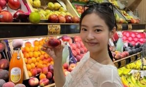 "까불지 마라"…블핑 제니가 입자 난리난 '3만원짜리 티셔츠'