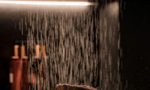 "잘 자고 싶다면 '불 끄고' 씻어라"…전문가들도 강추하는 이유는