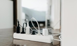 "회사서 보조배터리 10개 충전…정수기 물 싸가기도" 역대급 자린고비 직원