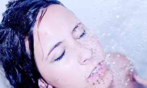 "Stop Immediately," Doctors Warn: Rinsing Mouth with Shower Water After Brushing Increases Infection Risk